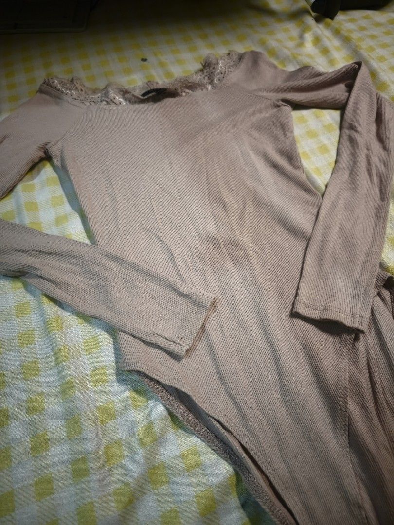 Topshop Knitted Long Sleeves Bodysuit (Category: Blouses) located in Manila. Submitted by letthingsgo_ (Listing ID 1458325639, Image 2). Description: Cool Old Rose in color. Xs to Small.
