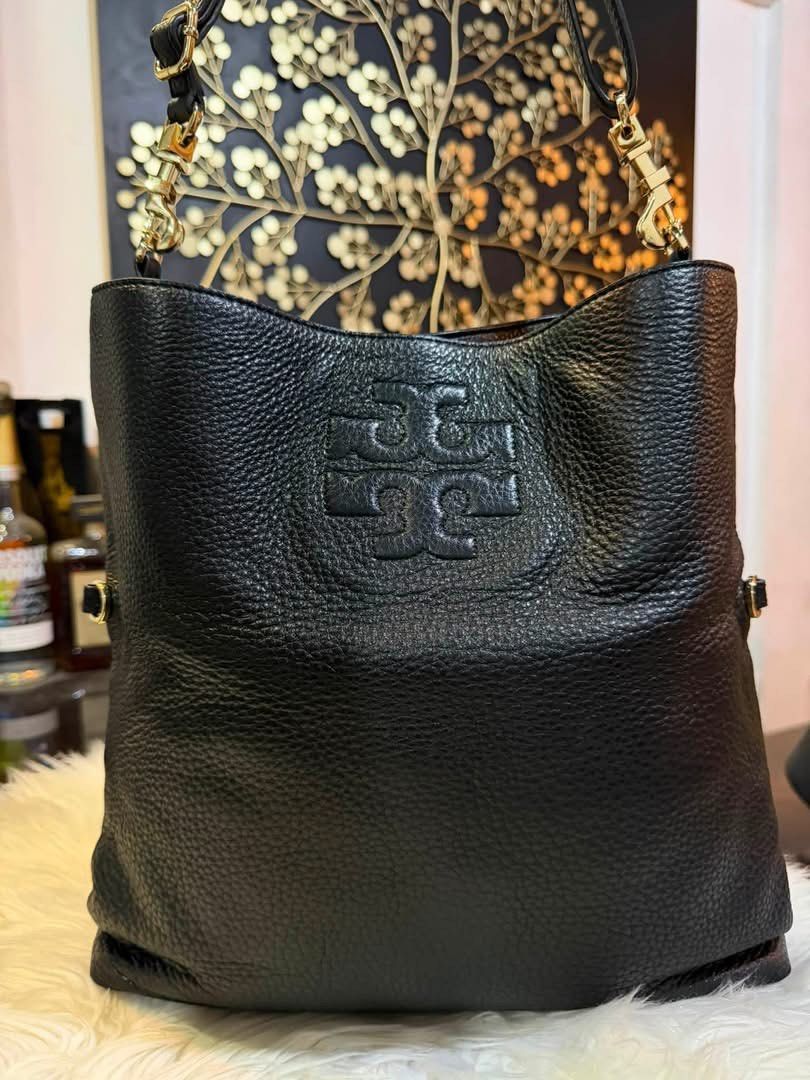 Tory Burch Black Leather Convertible Tote Bag (Category: Luxury Bags & Wallets) located in Manila. Submitted by cappuccinomacchiato08 (Listing ID 1458307360, Image 1). Description: - Authentic Tory Burch black leather bag - Convertible design: wear as a tote or fold into a clutch - Elegant gold hardware details - Beautiful pebbled leather texture - Ample space for your daily essentials - Perfect for day-to-night transitions Hard to find🖤 This ra