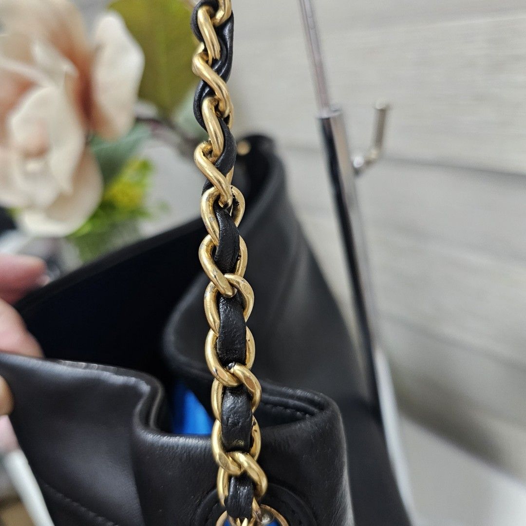 Tory Burch Black Leather Quilted Chain Shoulder Bag (Category: Luxury Bags & Wallets) located in Paranaque City. Submitted by ysabelsbag (Listing ID 1458478231, Image 2). Description: - Authentic Tory Burch shoulder bag in black leather - Elegant diamond quilting design - Stylish gold chain strap - Charming tassel detail on the side - Multiple interior compartments for organization - Interior zip pocket for secure storage - Clean and well-maintai