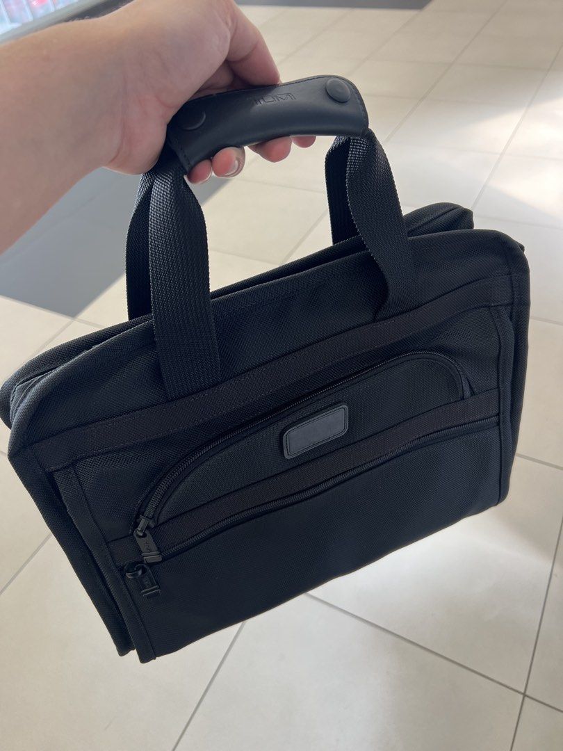 Tumi US version (Category: Sling Bags) located in Seremban. Submitted by soozom3 (Listing ID 1458396118, Image 3). Description: Rm 200 free postage, nego till letgo, urgent sale, retail price almost rm2000. Tumi usa version, not available in malaysia. Condition like new, only strap has oxidation. Cod, aeon nilai..
