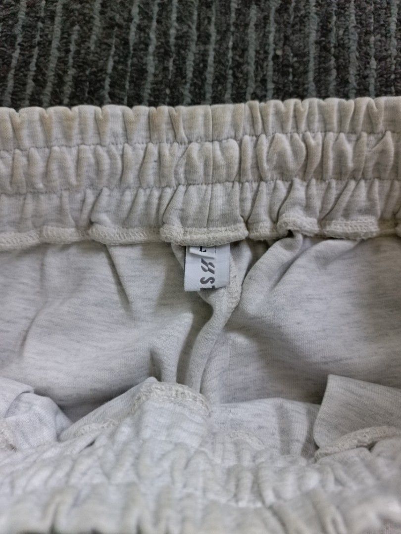 UNIQLO ALT SWEAT PANTS (Category: Jeans) located in San Pablo. Submitted by ihateseanfinds (Listing ID 1458357879, Image 2). Description: 400 PESOS + SF ONLY‼️ DIMENSIONS⬇️ WAIST: 28 - 34 LENGTH: 41 THIGH: 13.5 LEGHOLE: 9.5 FLAWS: NEED WASH‼️ COLORRATE: 9.8/10⭐ SAN PABLO CITY LOCATION📍 OPEN FOR MEETUP‼️ STRICTLY NO REFUNDS🚫.