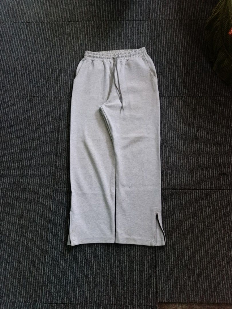 UNIQLO ALT SWEAT PANTS (Category: Jeans) located in San Pablo. Submitted by ihateseanfinds (Listing ID 1458357879, Image 1). Description: 400 PESOS + SF ONLY‼️ DIMENSIONS⬇️ WAIST: 28 - 34 LENGTH: 41 THIGH: 13.5 LEGHOLE: 9.5 FLAWS: NEED WASH‼️ COLORRATE: 9.8/10⭐ SAN PABLO CITY LOCATION📍 OPEN FOR MEETUP‼️ STRICTLY NO REFUNDS🚫.