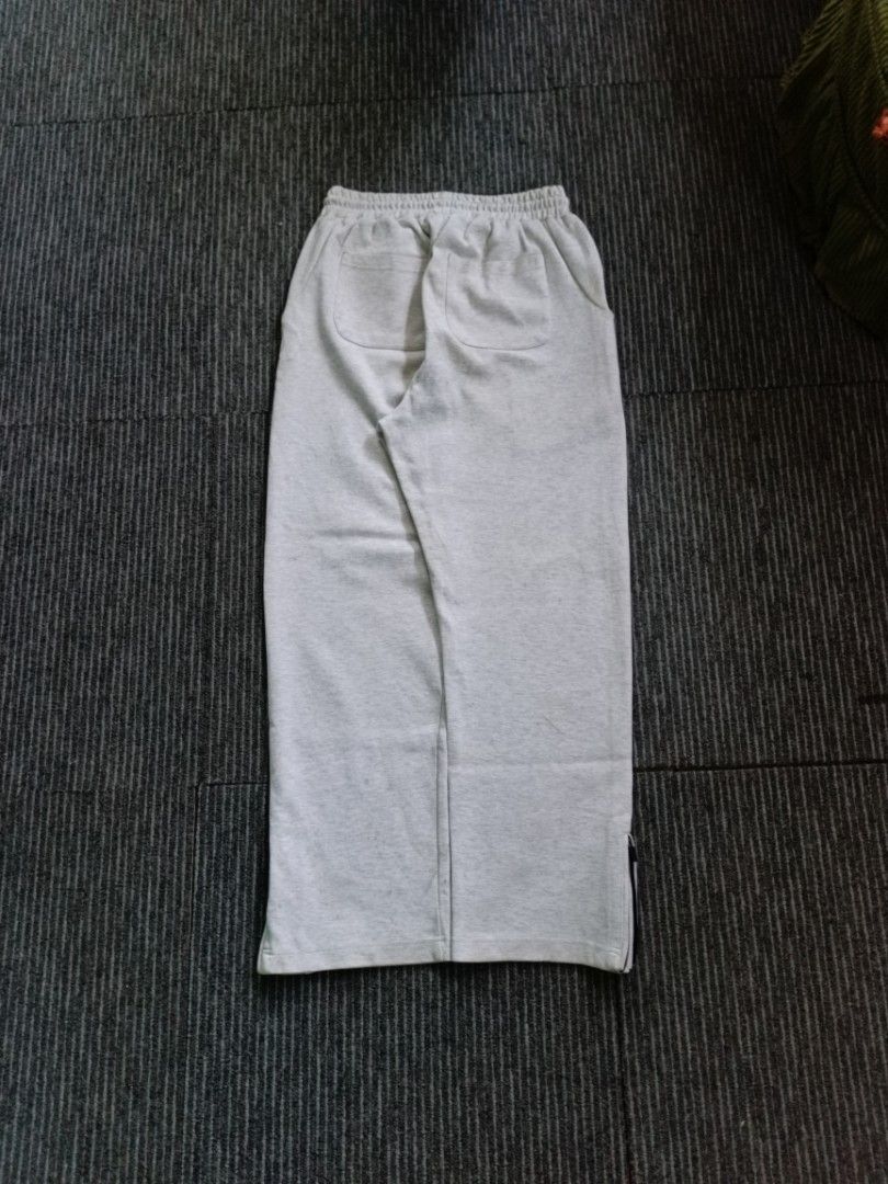 UNIQLO ALT SWEAT PANTS (Category: Jeans) located in San Pablo. Submitted by ihateseanfinds (Listing ID 1458357879, Image 3). Description: 400 PESOS + SF ONLY‼️ DIMENSIONS⬇️ WAIST: 28 - 34 LENGTH: 41 THIGH: 13.5 LEGHOLE: 9.5 FLAWS: NEED WASH‼️ COLORRATE: 9.8/10⭐ SAN PABLO CITY LOCATION📍 OPEN FOR MEETUP‼️ STRICTLY NO REFUNDS🚫.