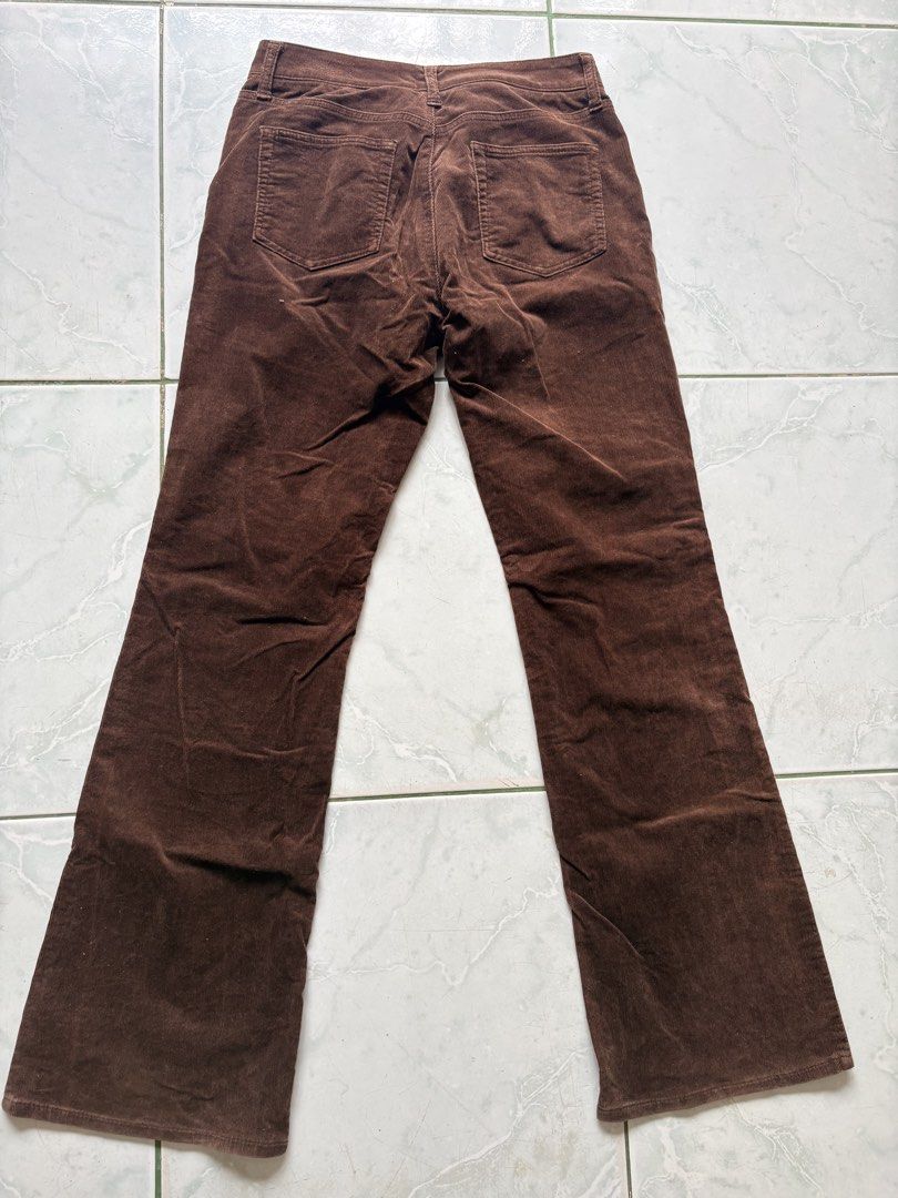 Uniqlo Corduroy Flared Jeans (Category: Other Bottoms) located in Manila. Submitted by yan.niverse_ (Listing ID 1458307852, Image 3). Description: Color: Chocolate Brown Waist: 30-32” Length: 40”.