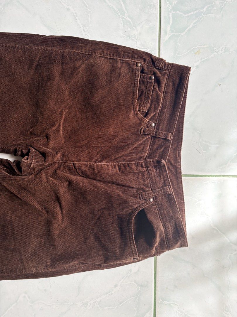Uniqlo Corduroy Flared Jeans (Category: Other Bottoms) located in Manila. Submitted by yan.niverse_ (Listing ID 1458307852, Image 2). Description: Color: Chocolate Brown Waist: 30-32” Length: 40”.
