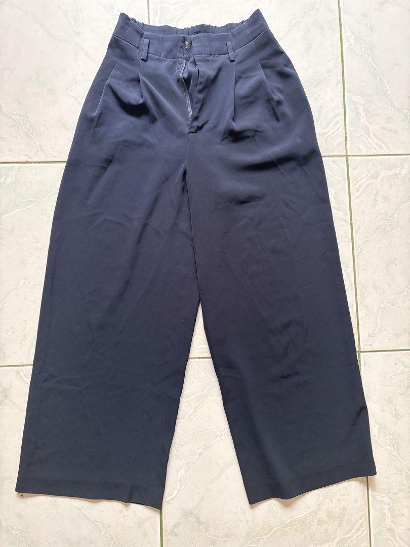 Uniqlo Straight Pants (Category: Other Bottoms) located in Manila. Submitted by yan.niverse_ (Listing ID 1458311160, Image 1). Description: Color: Blue Waist: 26-28” (garterized at the back) Length: 38” Negotiable.