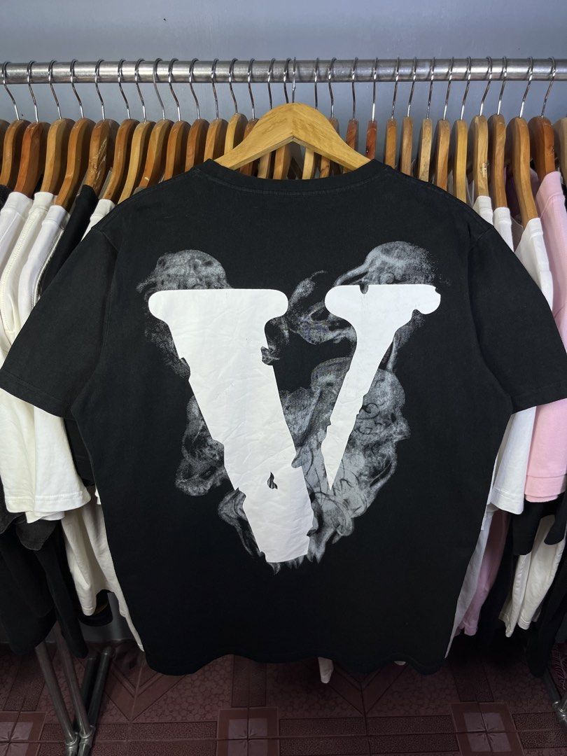VLONE SMOKE (Category: Tshirts & Polo Shirts ) located in Manila. Submitted by bagayanagi11491 (Listing ID 1458371401, Image 1). Description: Size: Large Dimes: 21x29 Issue: missing necktag pero may washtag (authentic) .