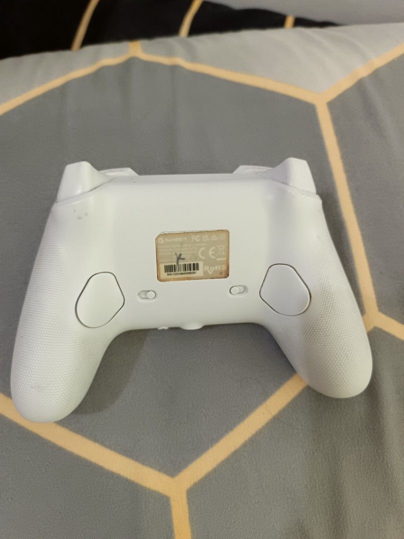White Xbox Wireless Controller (Category: Controllers) located in Bacoor. Submitted by saintjdr (Listing ID 1458497491, Image 2). Description: - White Xbox Wired Controller - Works great, perfect for gaming - Compatible with Xbox and PC - Hall Effect joysticks - With original wire.
