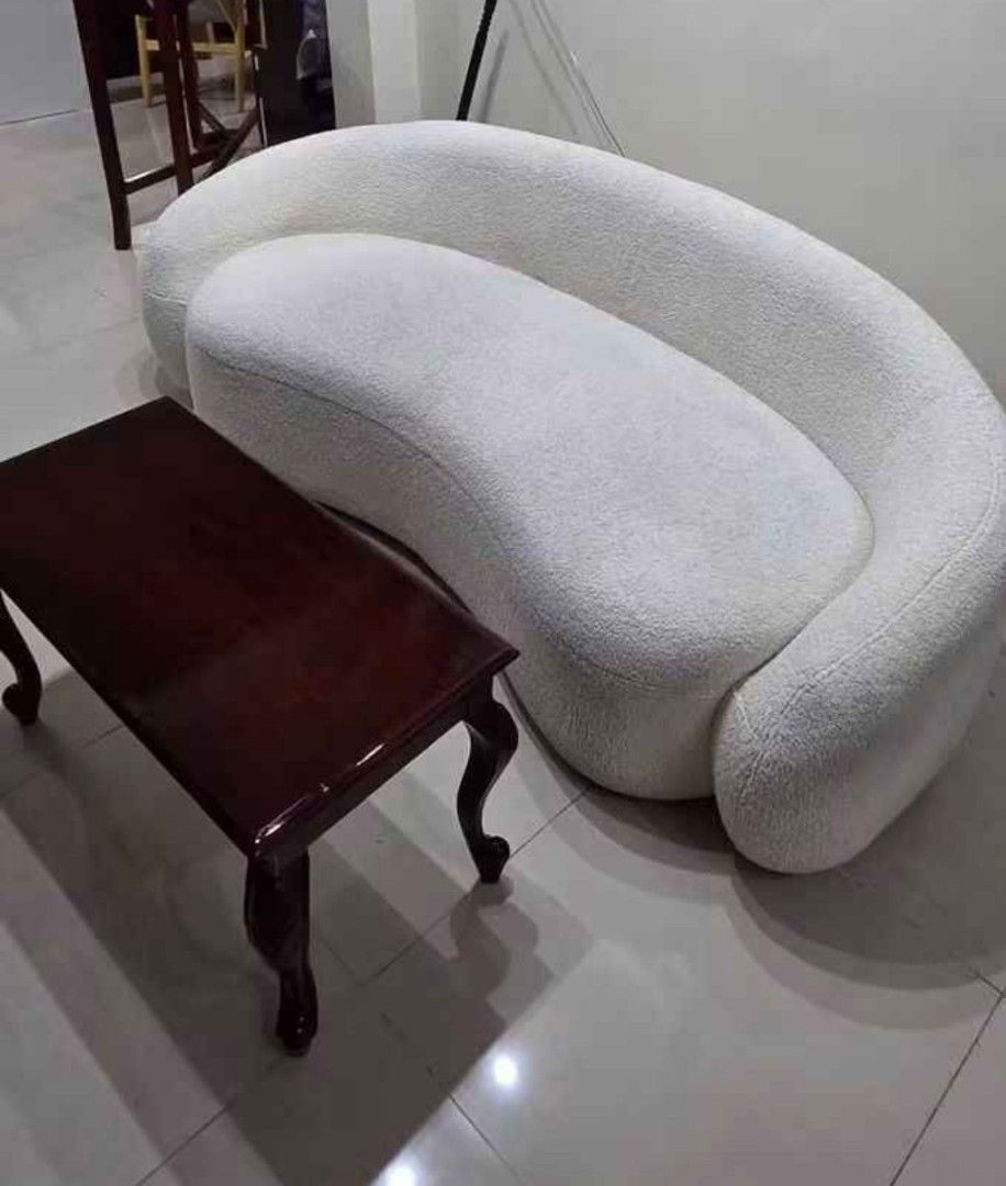 Wooden Coffee Table with Storage (Category: Tables & Sets) located in Manila. Submitted by otansebastian01 (Listing ID 1458379106, Image 3). Description: - Dark wood coffee table - Features a convenient lift-top for hidden storage - Curved legs for a classic aesthetic - Versatile design complements most decor styles - Ideal size for living room spaces.