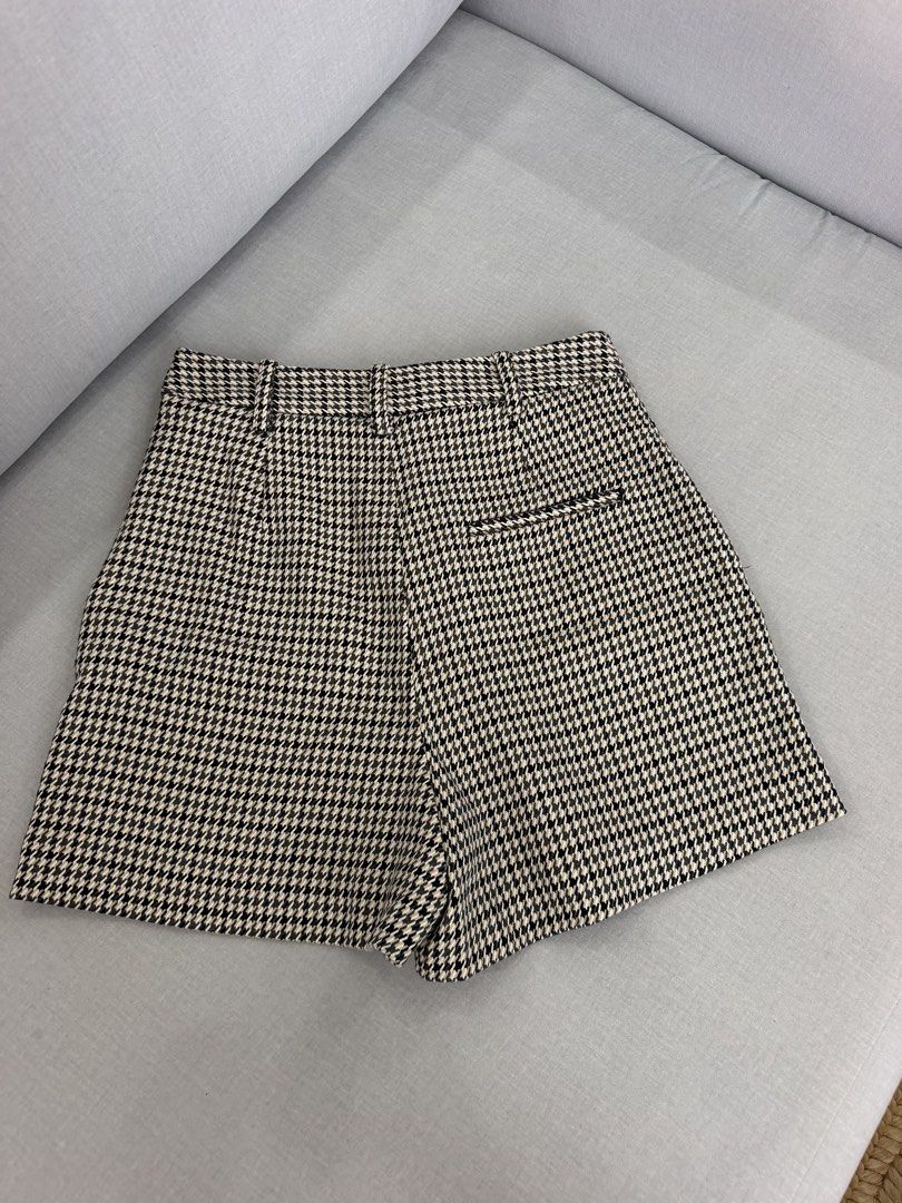 ZARA Houndstooth High-Waisted Button Shorts (Category: Shorts) located in Lipa City. Submitted by pauline0303 (Listing ID 1458303497, Image 2). Description: - Zara Houndstooth Shorts - High-waisted style - Decorative buttons on the front - Two back pockets - Tag Price 2,295 - Made in Morocco - Size: Medium (M) - Perfect for dressing up or down.