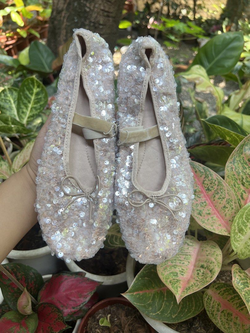 Zara Sequined ballerina flat (Category: Flats & Sandals) located in Dapitan. Submitted by gelbread (Listing ID 1458322076, Image 3). Description: .