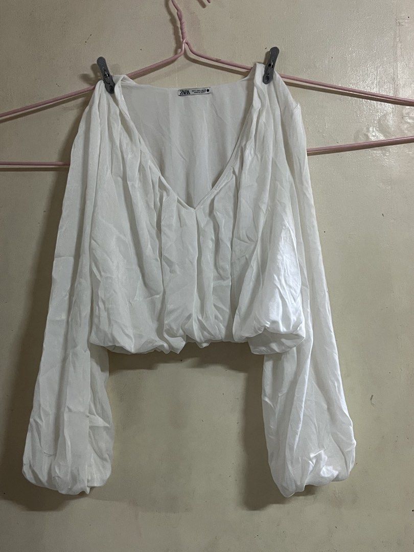 Zara White Cropped Balloon Sleeve Top (Large ) (Category: Blouses) located in Quezon City. Submitted by al_thea (Listing ID 1458317890, Image 1). Description: - White cropped top from Zara - Long balloon sleeves - Gathered hem - V-neckline -Size is Large to semi XL RFS: Maluwag sakin and I don’t know how to style it🥲 Location: Project 8, Quezon City No Return, No Exchange .