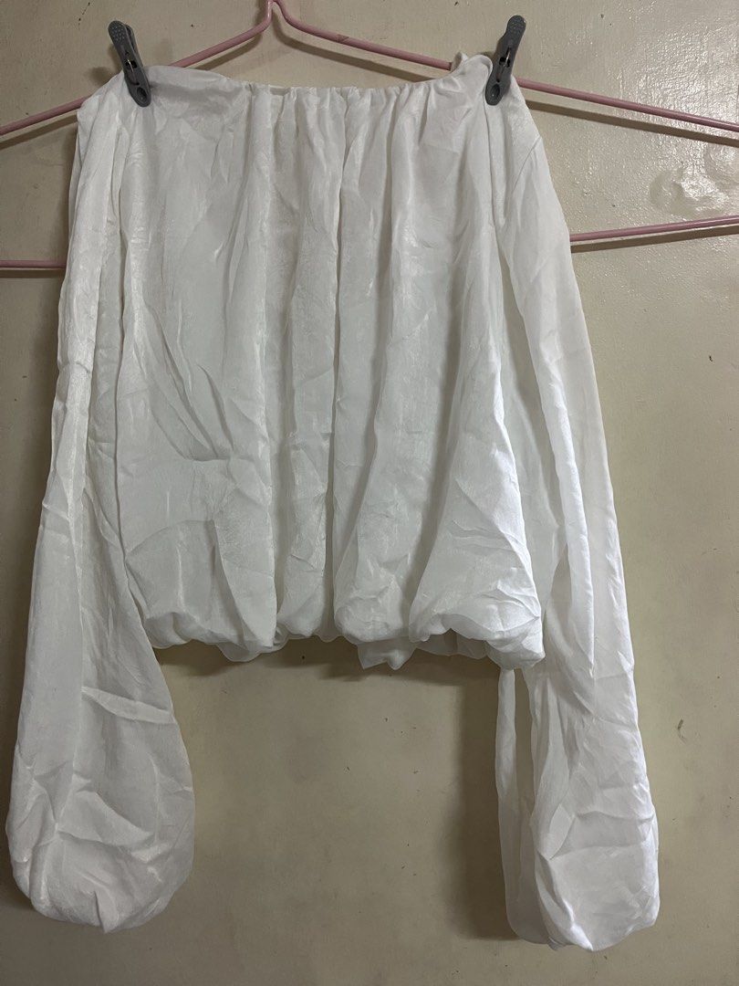 Zara White Cropped Balloon Sleeve Top (Large ) (Category: Blouses) located in Quezon City. Submitted by al_thea (Listing ID 1458317890, Image 3). Description: - White cropped top from Zara - Long balloon sleeves - Gathered hem - V-neckline -Size is Large to semi XL RFS: Maluwag sakin and I don’t know how to style it🥲 Location: Project 8, Quezon City No Return, No Exchange .
