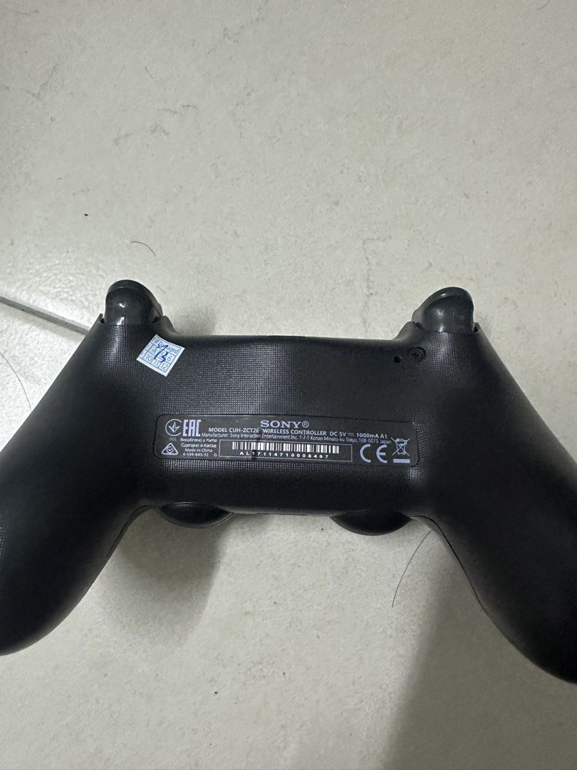 8BitDo Ultimate Controller & Free Ps4 Controller (OEM) not ori (Category: Controllers) located in Kuala Lumpur. Submitted by fizalsyafi72613 (Listing ID 1453546125, Image 2). Description: - White 8BitDo Ultimate 2.4G controller included. - Both controllers are fully functional. - Perfect for gaming on your PS4 console or PC. - Excellent value when purchasing both together. - Black Sony PS4 DualShock 4 controller included..