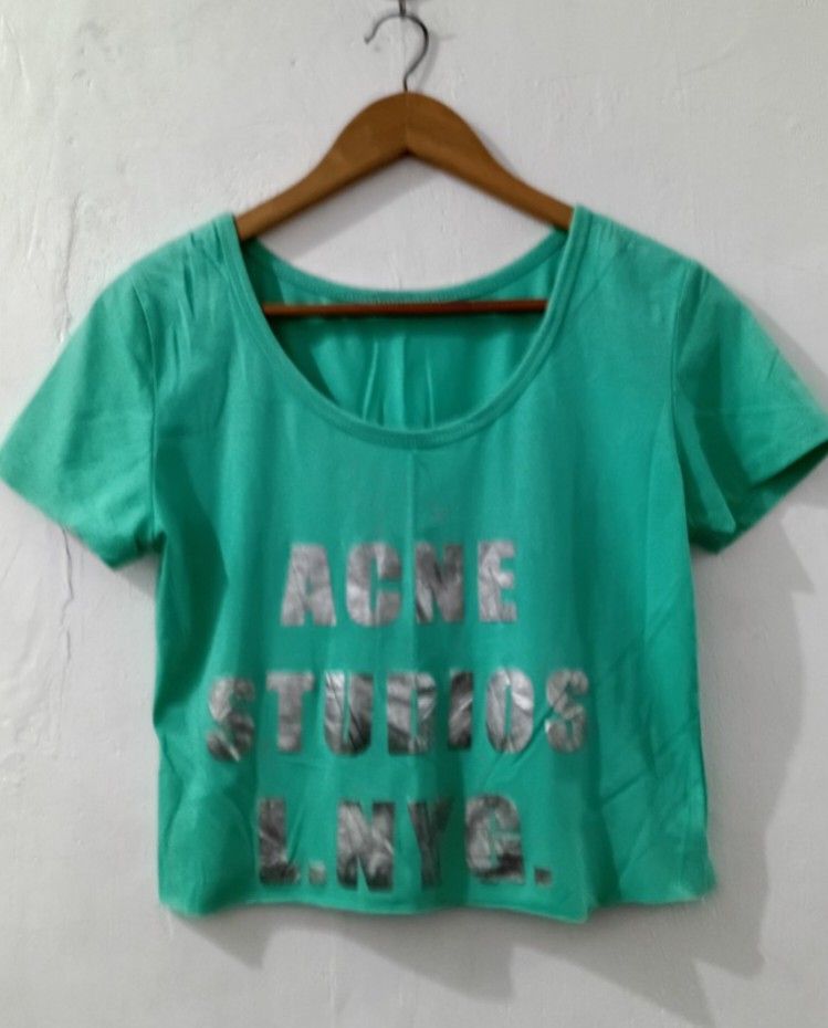 ACNE STUDIOS Womens UNeck Crop tops Green (Category: Luxury Apparel) located in Manila. Submitted by eriiicaspage (Listing ID 1444028191, Image 1). Description: PREOWNED LIKENEW ACNE STUDIOS SPELL OUT LOGO AOP WOMENS U NECK TOPS boxy fit Crop tee GREEN MEDIUM-LARGE Cotton Off Cut tags Good Condition 9/10.