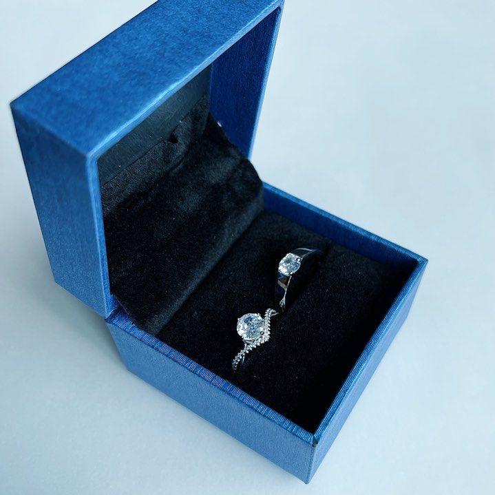 Adjustable couple ring (Category: Rings) located in Singapore. Submitted by nomeetups (Listing ID 1453552159, Image 2). Description: Adjustable couple ring. Comes with box. Artificial diamond..