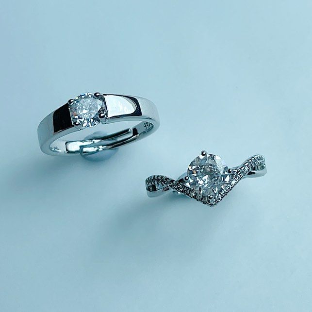 Adjustable couple ring (Category: Rings) located in Singapore. Submitted by nomeetups (Listing ID 1453552159, Image 1). Description: Adjustable couple ring. Comes with box. Artificial diamond..