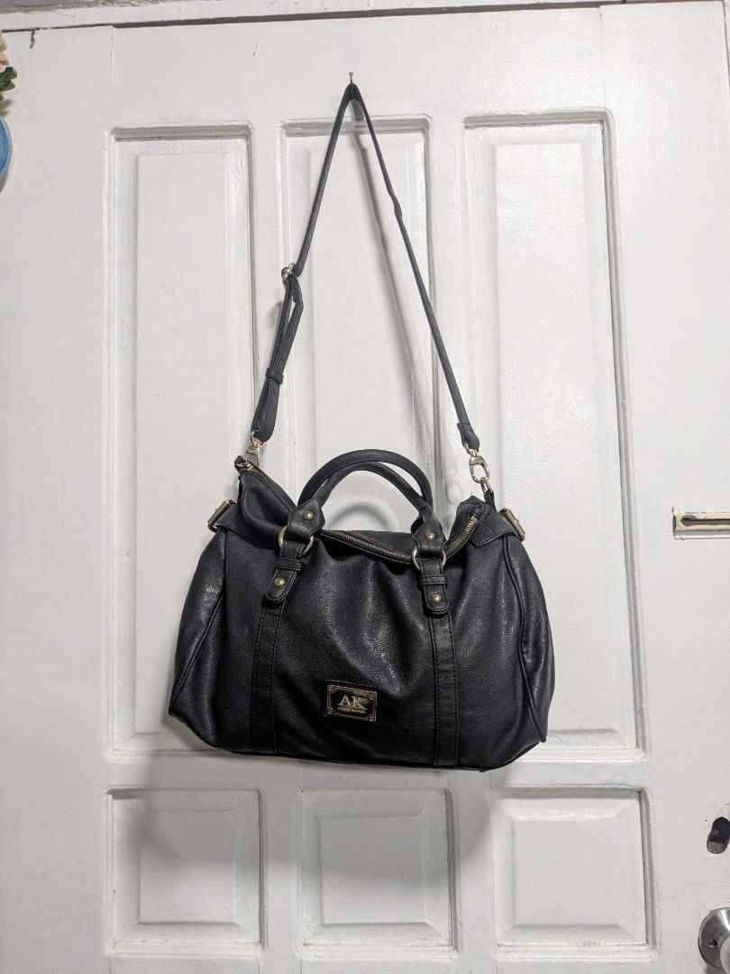 Anne Klein Black Matte Punk 2 Way Bag (Category: Cross-body Bags) located in Quezon City. Submitted by nnncorner (Listing ID 1453587852, Image 3). Description: Original Anne Klein Black Matte Pink 2 Way Bag 9/10 condition No peelings / No issues In great condition Strap down to bottom 33 inches Length 12 inches Width 15 inches Travel friendly 100% original! 1,800 only.