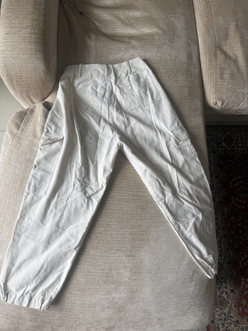 Araw cargo pants oat (Category: Other Bottoms) located in Pasig City. Submitted by squeakym0use_ (Listing ID 1453468516, Image 2). Description: made from cotton linen really nice, HQ pair of cargo pants! used with care and has only a small stain (see 4th slide) that can be removed in the wash.