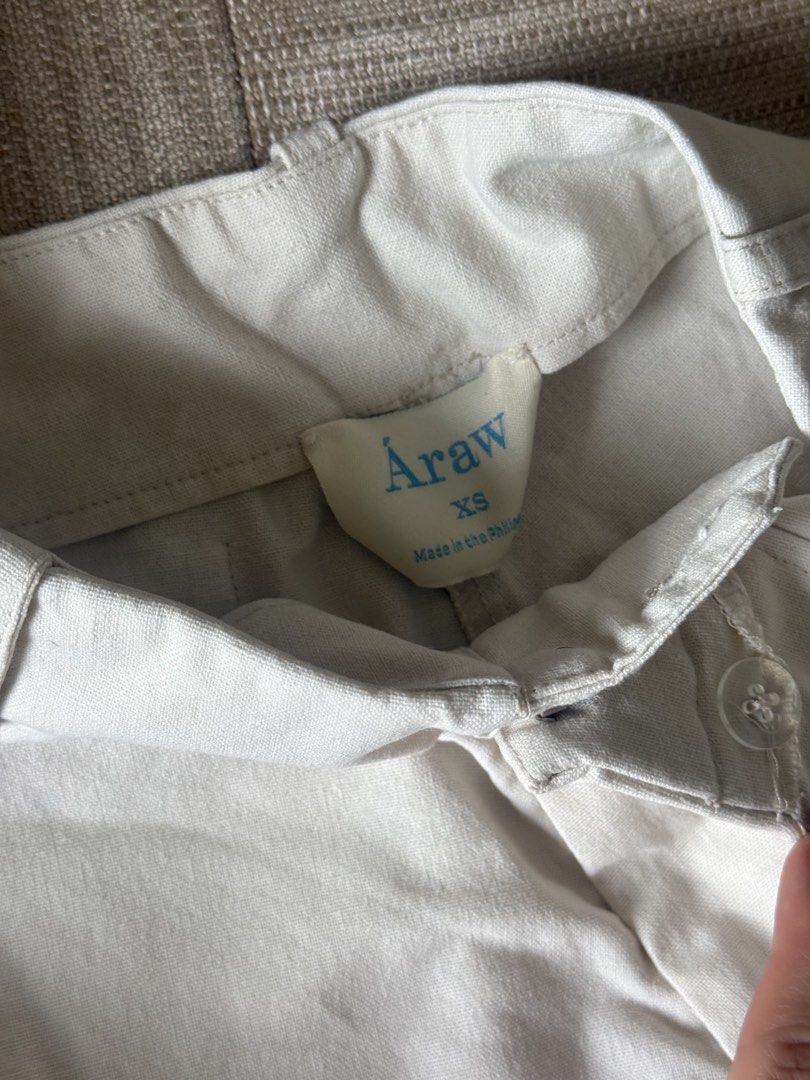 Araw cargo pants oat (Category: Other Bottoms) located in Pasig City. Submitted by squeakym0use_ (Listing ID 1453468516, Image 3). Description: made from cotton linen really nice, HQ pair of cargo pants! used with care and has only a small stain (see 4th slide) that can be removed in the wash.