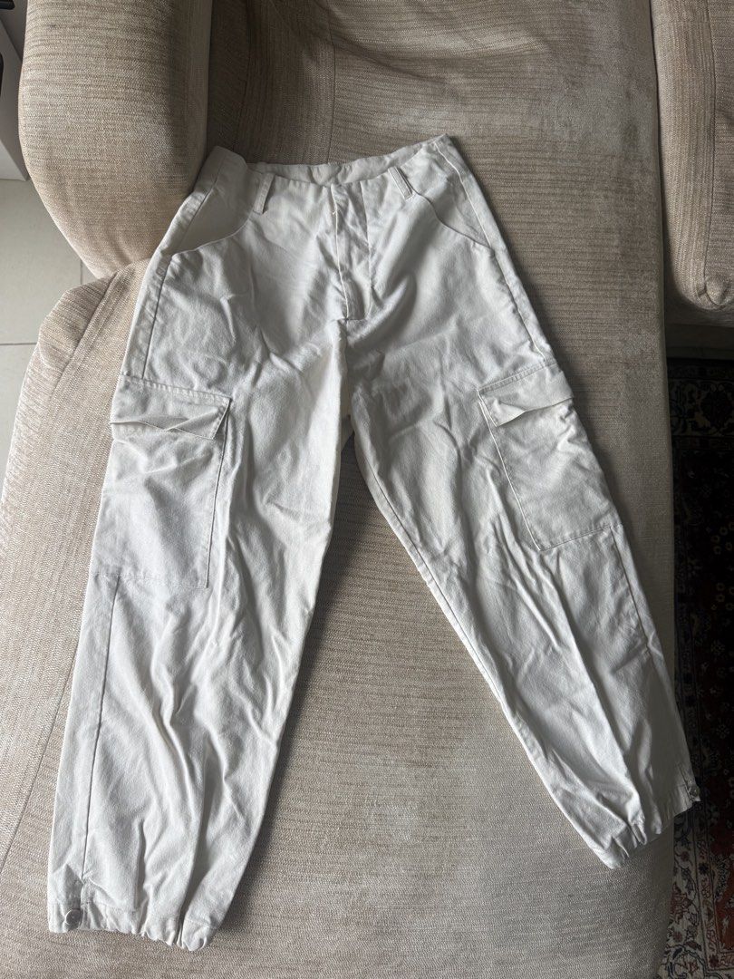 Araw cargo pants oat (Category: Other Bottoms) located in Pasig City. Submitted by squeakym0use_ (Listing ID 1453468516, Image 1). Description: made from cotton linen really nice, HQ pair of cargo pants! used with care and has only a small stain (see 4th slide) that can be removed in the wash.