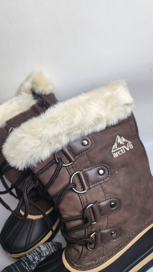 Arctic Snow Boots with Thinsulate (Category: Boots) located in Baguio. Submitted by chiechie1234 (Listing ID 1453484222, Image 2). Description: - 11 KIDS SIZE - Cozy brown winter boots, perfect for cold weather. - Features a lace-up front and convenient side zipper. - Waterproof rubber sole for protection against the elements. - Lined with Thinsulate for superior warmth. - Stylish faux fur trim adds a touch of elegance..
