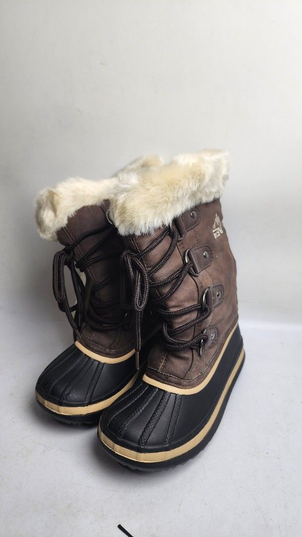 Arctic Snow Boots with Thinsulate (Category: Boots) located in Baguio. Submitted by chiechie1234 (Listing ID 1453484222, Image 1). Description: - 11 KIDS SIZE - Cozy brown winter boots, perfect for cold weather. - Features a lace-up front and convenient side zipper. - Waterproof rubber sole for protection against the elements. - Lined with Thinsulate for superior warmth. - Stylish faux fur trim adds a touch of elegance..