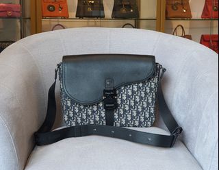 (Category: ) located in . Submitted by luxurydesignerbrands (Listing ID 1453571474, Image 1). Description: .