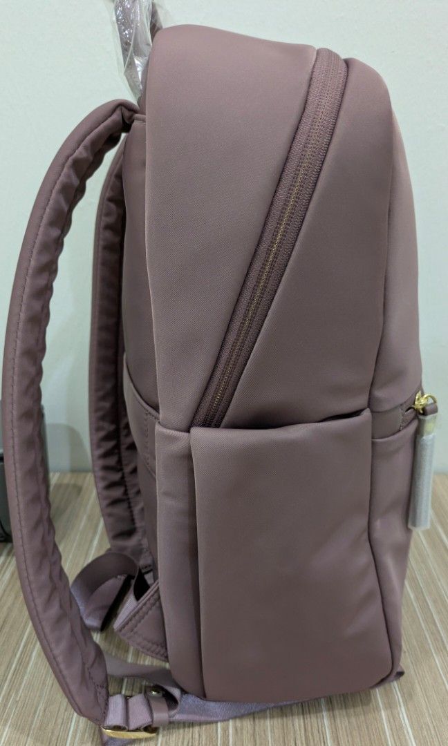 authentic samsonite backpack (Category: Backpacks) located in Singapore. Submitted by keanchun (Listing ID 1451757802, Image 3). Description: brand new with tags.