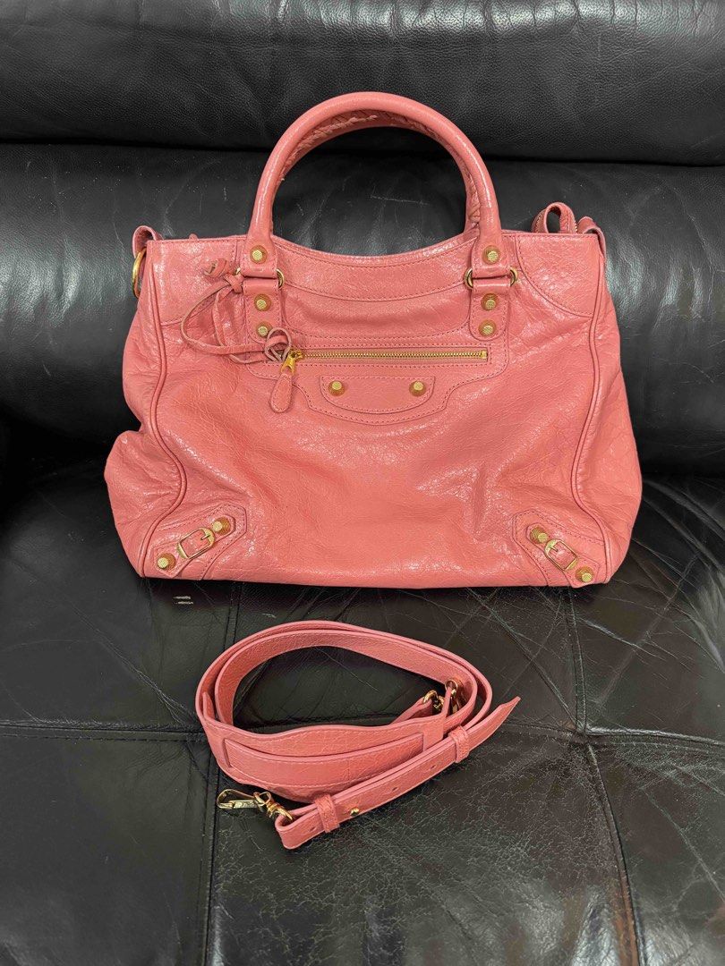 Balenciaga Velo (Category: Luxury Bags & Wallets) located in Guiguinto. Submitted by guwiiii (Listing ID 1453462704, Image 1). Description: - Authentic Pink Balenciaga Velo - Made from soft, distressed leather - Elegant gold hardware details - Convenient front zip pocket - Includes a detachable shoulder strap - Ample interior space for essentials - Ideal as a stylish everyday bag.