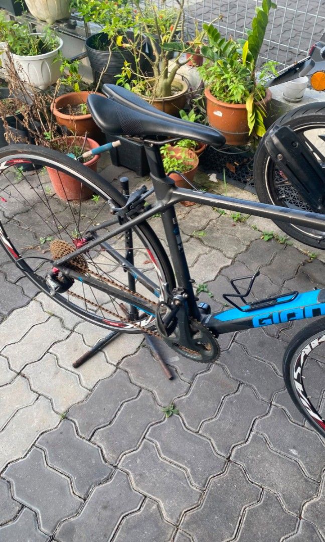 Basikal giant (Category: Bicycles) located in Kuala Lumpur. Submitted by fierceflower_1bbb38 (Listing ID 1453539708, Image 3). Description: barang semua okay berfungi hanya rantai karat dgn ada part karat sikit sbb dah lama sangat simpan.