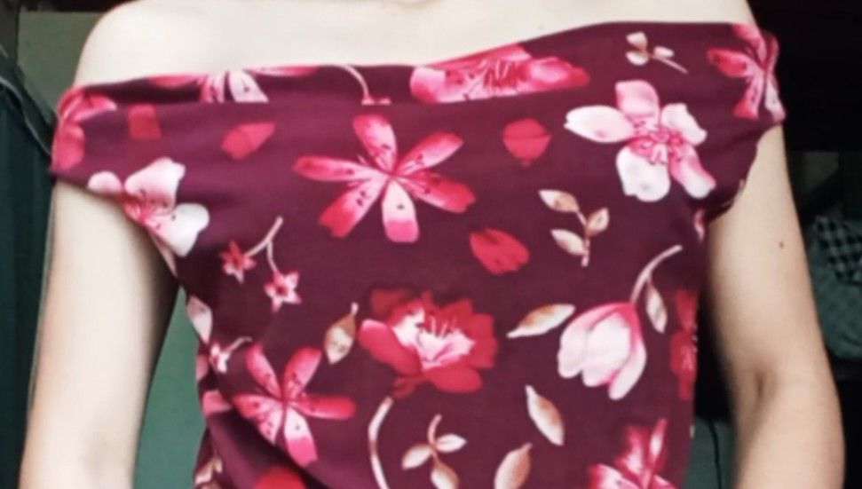 Off shoulder, Backless, Bloom Floral Top (Category: Others Tops) located in Cortes. Submitted by eb6a78eb9dc5239180880aa92c6c27 (Listing ID 1453553132, Image 2). Description: .