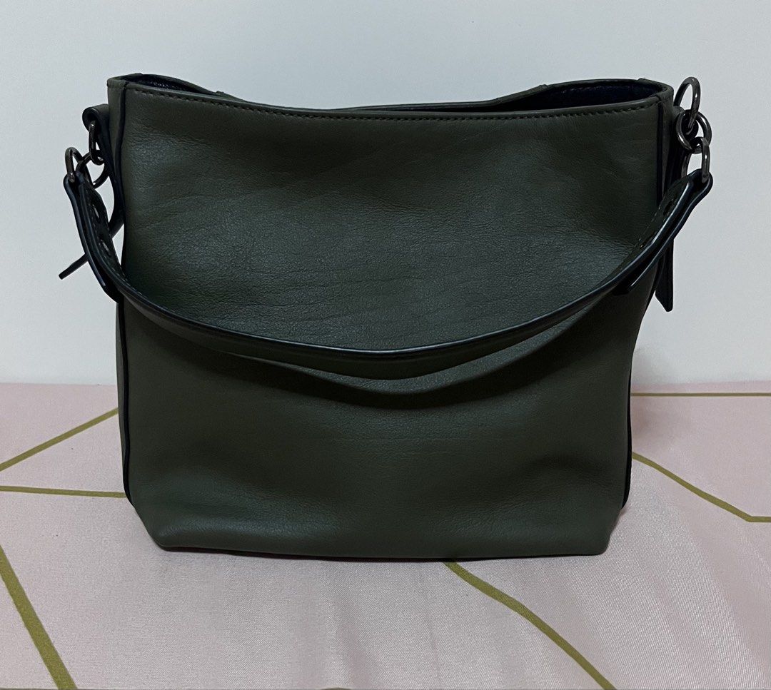 Brand New Longchamp Crossbody Bag (Category: Luxury Bags & Wallets) located in Caloocan City. Submitted by prelovedbybets (Listing ID 1453101013, Image 2). Description: Brand new Longchamp Bag With 3 extra straps With dust bag Please see photos for size reference .