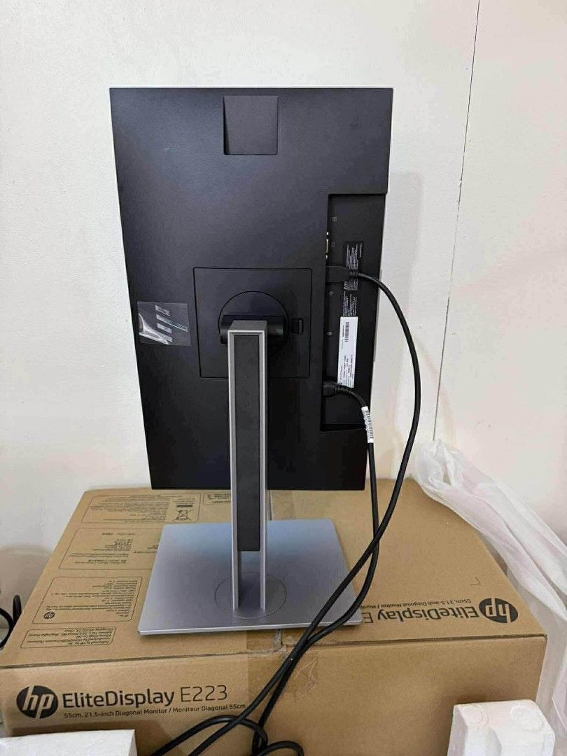 Brand-new HP 22 inches frameless rotatable (Category: Monitor Screens) located in Manila. Submitted by happyearth.953a15 (Listing ID 1453583050, Image 2). Description: Brand-new HP 22 inches frameless rotatable HDMI Dport and VGA connection 1920 x 1080 full HD resolution With box and power cord 💸💸 3,800 Location: San Andres bukid manila Pick up or deliver COD.