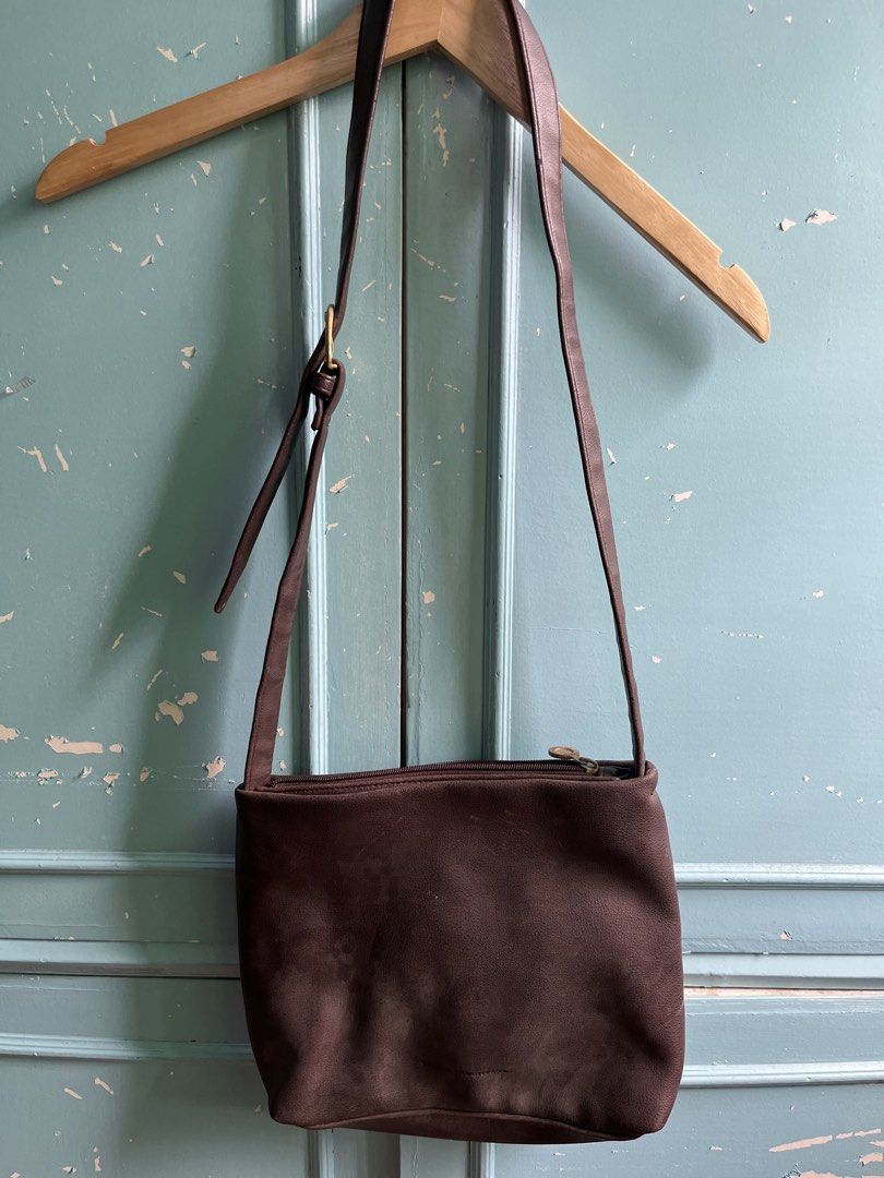 Brown Leather Crossbody Bag (Category: Cross-body Bags) located in San Juan City. Submitted by superash (Listing ID 1453440691, Image 1). Description: - Simple brown leather crossbody bag - Secure zipper closure on top - Interior zippered pocket and slip pockets - Adjustable strap for comfortable wear - Ideal for everyday use, fits all your essentials.