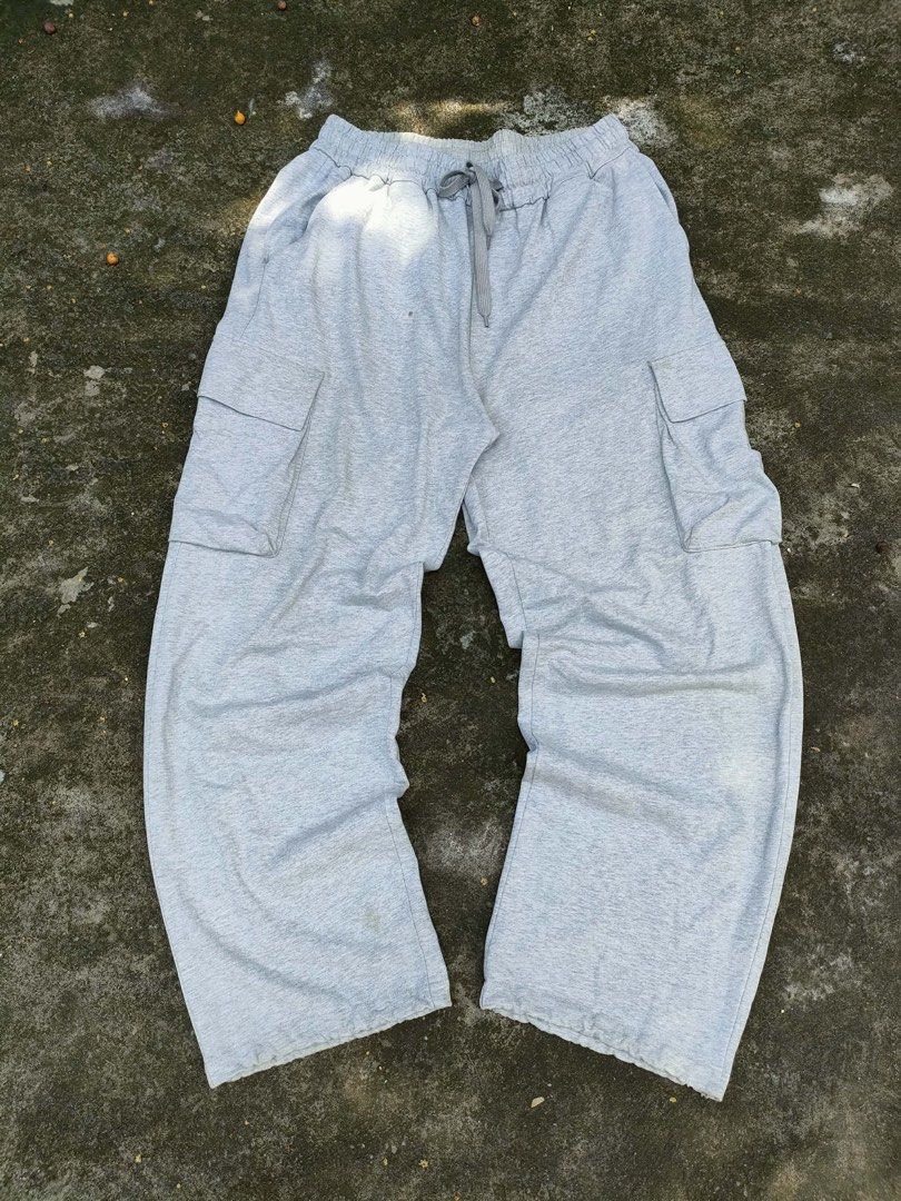 Cargo baggy pants (Category: Joggers) located in Calauag. Submitted by thirdfinds (Listing ID 1453478868, Image 1). Description: 32-34 waist 41 length 14 thigh 9.5 leg hole.