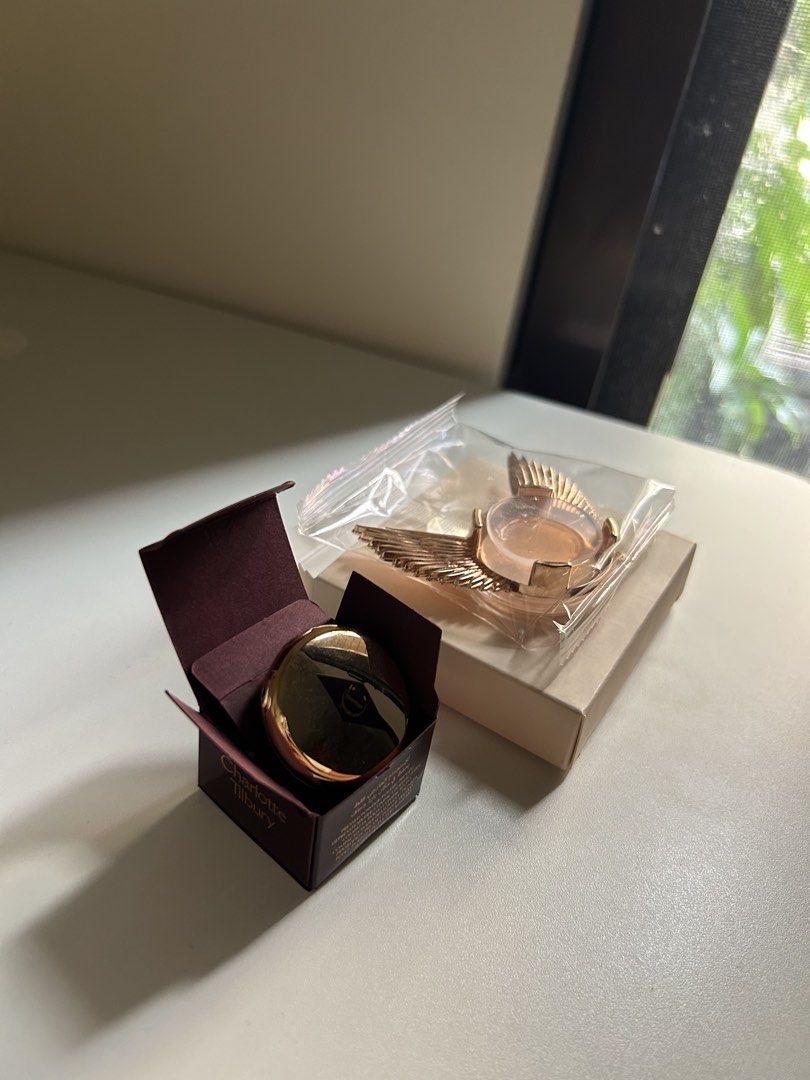 Charlotte Tilbury Pop Socket Powder Set (Category: Makeup) located in Taguig. Submitted by janelly_ace (Listing ID 1453466358, Image 2). Description: - Charlotte Tilbury Airbrush Flawless Finish Powder with Pop Socket set - Shade: 1 Fair - Includes original box and packaging - RFS: Decluttering.