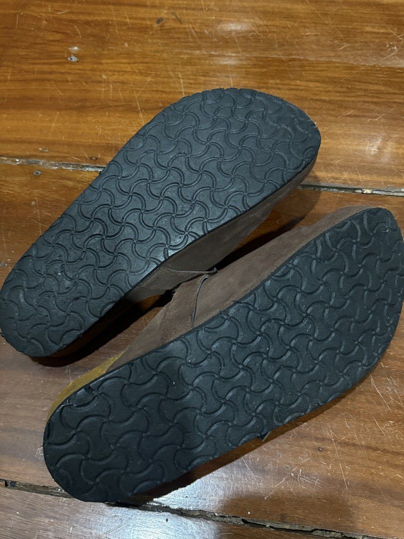 Clogs (Category: Casual Shoes) located in Quezon City. Submitted by GeeRo01 (Listing ID 1453448023, Image 3). Description: Meraniel Clogs Size: US 10 Color: Chocolate Condition: Used only twice SRP: ₱2,890 RFS: Impulse buy.