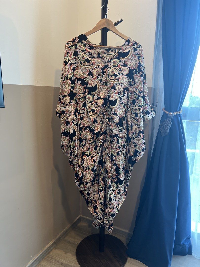 Coco (Category: Evening dresses & gowns) located in Singapore. Submitted by s2436 (Listing ID 1453546309, Image 3). Description: Fits xl Worn by a regular size 14. Very big cut and comfortable kaftan. .
