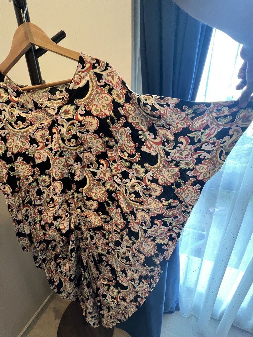 Coco (Category: Evening dresses & gowns) located in Singapore. Submitted by s2436 (Listing ID 1453546309, Image 4). Description: Fits xl Worn by a regular size 14. Very big cut and comfortable kaftan. .