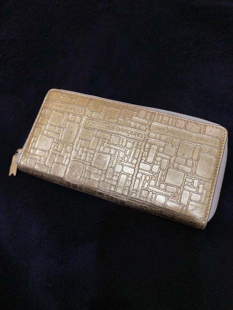 Comme des Garçons Gold Long Wallet (Category: Luxury Bags & Wallets) located in Calapan. Submitted by metriowendell22 (Listing ID 1453435789, Image 1). Description: CDG gold long wallet Authentic Dimes 8x4 Very good condition Sign of usage.