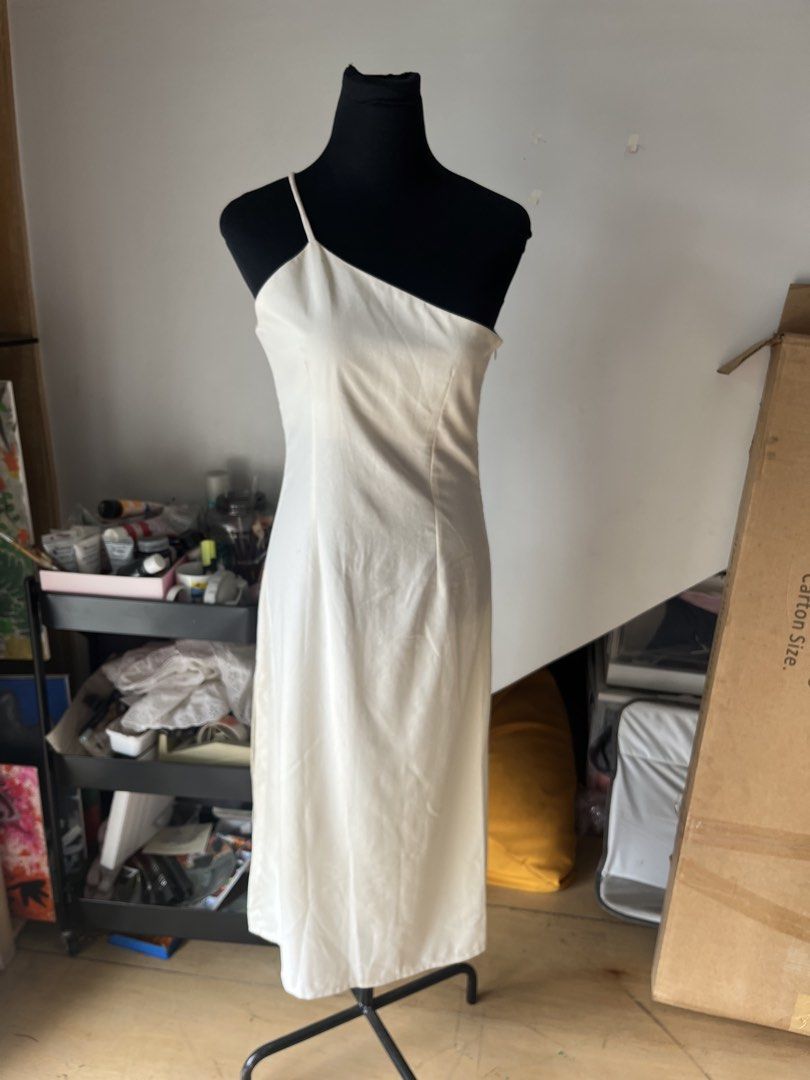 Cream linen midi dress (Category: Dresses) located in Manila. Submitted by cokezer0__ (Listing ID 1453456936, Image 2). Description: This is brand new with tag!! but has minimal flaws due to storage: see flaws at the back ;< but high quality material :) fits Medium.