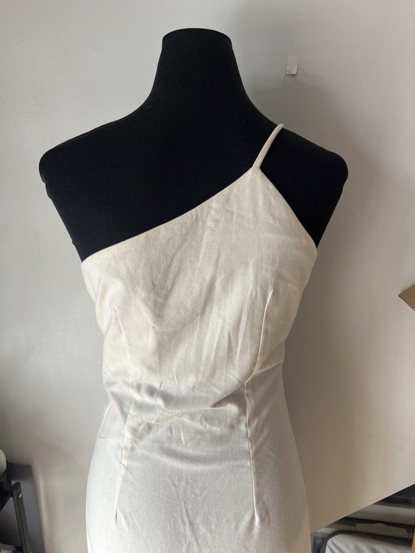Cream linen midi dress (Category: Dresses) located in Manila. Submitted by cokezer0__ (Listing ID 1453456936, Image 3). Description: This is brand new with tag!! but has minimal flaws due to storage: see flaws at the back ;< but high quality material :) fits Medium.