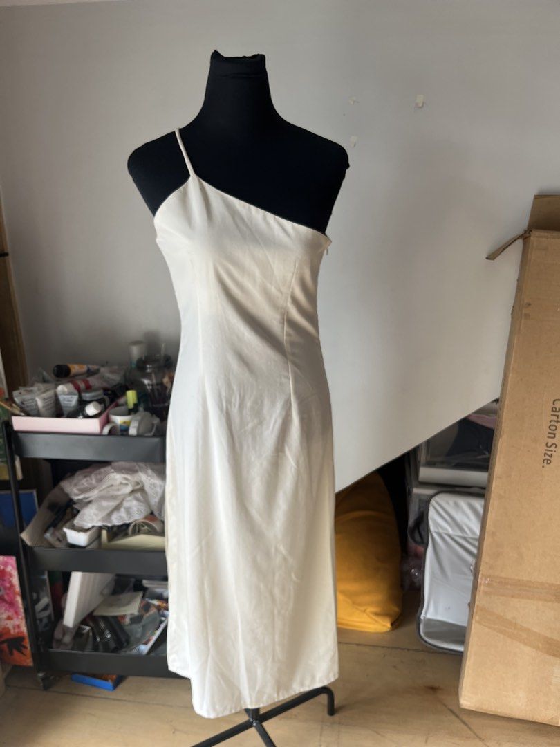 Cream linen midi dress (Category: Dresses) located in Manila. Submitted by cokezer0__ (Listing ID 1453456936, Image 1). Description: This is brand new with tag!! but has minimal flaws due to storage: see flaws at the back ;< but high quality material :) fits Medium.