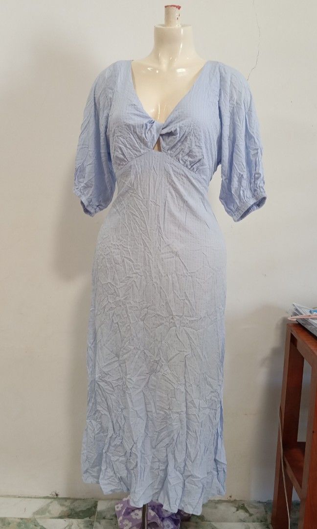 Cutout maxi dress light blue textured fabric (Category: Dresses) located in Ballesteros. Submitted by havaiamanda (Listing ID 1453569487, Image 1). Description: .