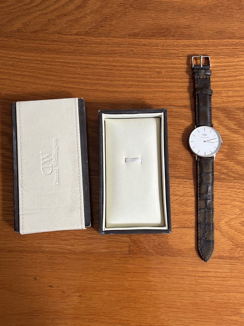 Daniel wellington silver watch （分類：手錶）位於 Hong Kong。 由 oericlaae 提交（商品編號 1453499261，圖片 2）。簡介： 36mm Daniel wellington silver tone brown croc embossed leather watch Box show some aging appearance but watch itself is fine With box 可sf到付。