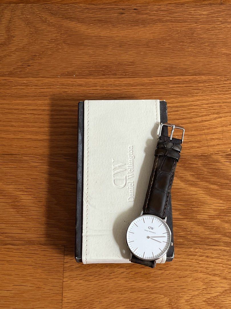 Daniel wellington silver watch （分類：手錶）位於 Hong Kong。 由 oericlaae 提交（商品編號 1453499261，圖片 1）。簡介： 36mm Daniel wellington silver tone brown croc embossed leather watch Box show some aging appearance but watch itself is fine With box 可sf到付。