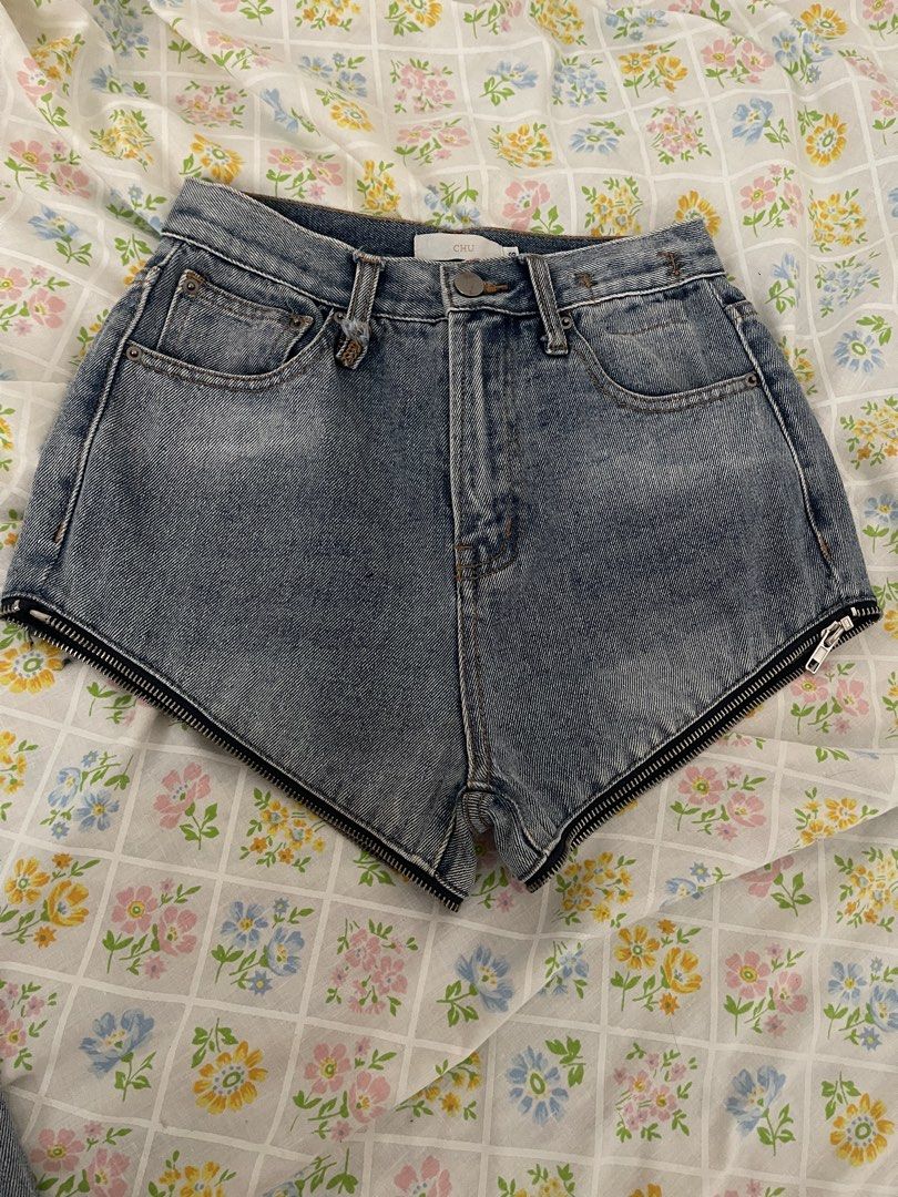 Detachable Denim Jeans (Category: Jeans) located in Santa Cruz, Pampanga. Submitted by httpschayo (Listing ID 1453456417, Image 2). Description: LAST PRICE LISTED SIZES (INCHES): Waist: 26 Length: 41.5 Leg Hole: 14 — detachable, pwede gawing shorts — working zipper — has 2 side pockets — has 2 back pockets ISSUE: may small stain sa likuran (refer sa photos above for reference).