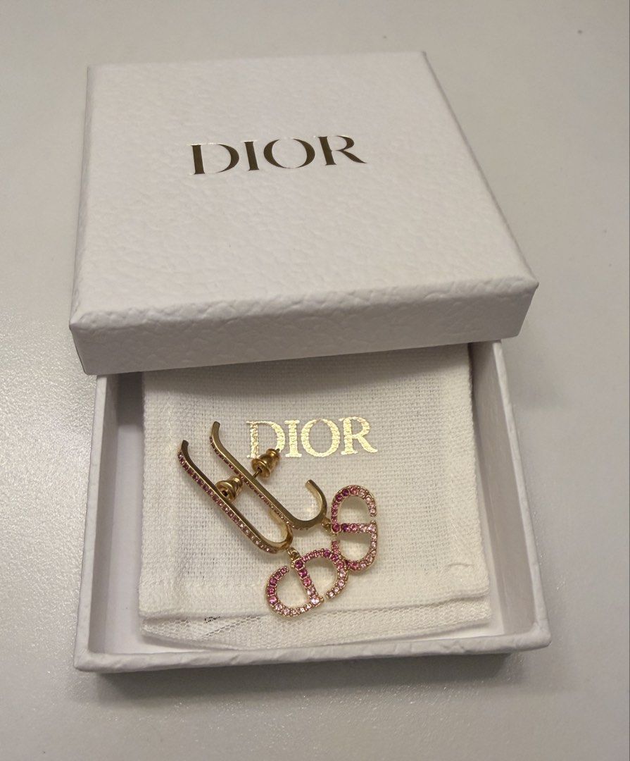 Dior Ear Ring (Category: Earrings) located in Singapore. Submitted by xiaoke (Listing ID 1453476216, Image 1). Description: Box and ear ring. Didn’t wear before. Self collection at Serangoon or arrange own grab/Lalamove pickup .
