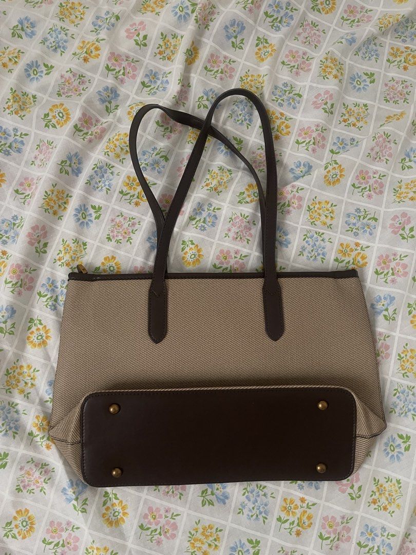 Felemoso Tote Bag (Category: Tote Bags) located in Santa Cruz, Pampanga. Submitted by httpschayo (Listing ID 1453440063, Image 2). Description: Felemoso Shoulder Bag ₱220 — very spacious interior — gold-tone hardware — ideal for everyday use — issue: may slight scratch sa bottom corners and may minor dents sa rubber lining (see photos above for reference).